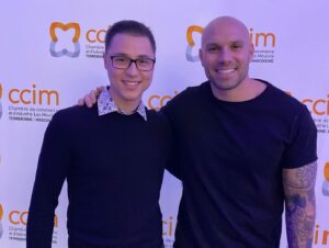 Étienne Boulay Instagram - Après une conférence la semaine dernière, un jeune attaché politique m’a dit: « J’ai déjà pris une photo avec toi quand j’étais plus jeune » … ça me rajeunit pas! 🤣🤣 

Merci pour les photos @yann.simard22 😄