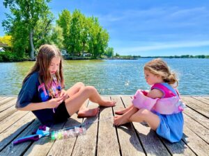 Étienne Boulay Instagram - Mes amis m’invitent à la pêche à chaque année et je veux rien savoir. Les filles me le demandent une fois et soudainement c’est ma nouvelle passion 🎣🤣 #girlsdad