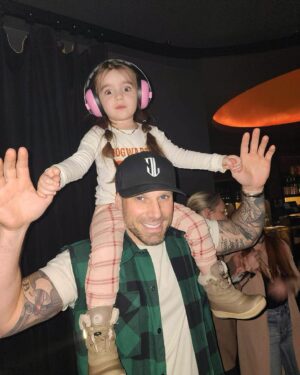 Étienne Boulay Instagram - Avant & après qu’elle apprenne que ses parents vont se marier 🤣🤣 @weenachabot @johnanthonygr ! Merci pour les photos @stevenlbernard !