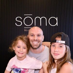 Étienne Boulay Instagram - SŌMA ST-HILAIRE est officiellement ouvert! Félicitations aux franchisés @annafraps et @tonywashington_official !!! @soma.fitclub.sthilaire