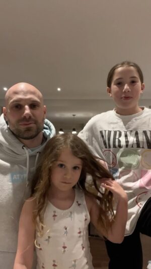 Étienne Boulay Instagram - Mon équipe @atypique.nonalc m’a demandé d’enregistrer une vidéo du trend « Je suis Atypique, bien sûr que… » Voici ce que ça a donné 🤣🤣 Je suis Atypique, bien sûr que je ne peux pas travailler de la maison… haha #BehindTheScene