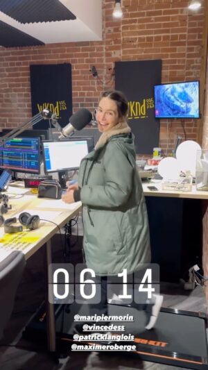 Étienne Boulay Instagram - @maripiermorin a fait installer un tapis roulant en studio @wknd995 … évidemment que les collègues ont décidé de se mettre à l’aise également 🤣🤣🤣
