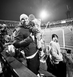 Étienne Boulay Instagram - Avec mes girls au soccer du @cfmontreal la semaine dernière pour sonner la cloche dans la section @1642mtl 🔔 
Crédit 📸@pauldesbaillets ⚽️