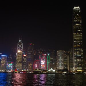 Eva Podzimková Instagram - Hongkong 2018 nezapomenutelný cestovatelský zážitek, klid před bouří.
Hongkong 2019 už měsíce bojuje za to, co jsme teď v České republice velkolepě oslavovali.
Minimálně my všichni, co jsme se před týdnem radostně procházeli po Národní třídě a oslavovali svobodu, bychom měli připojit svůj podpis pod tuto výzvu. Můj už tam je. 
http://www.svobodabezhranic.cz/

#neninamtojedno #hongkong
📸 @chris.lettner , @reuters