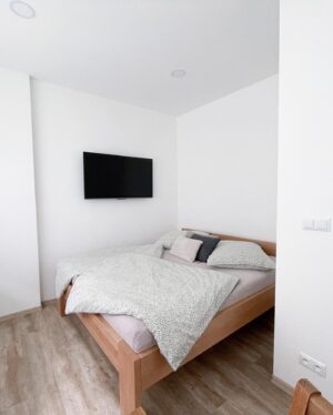 Eva Tomečková Instagram - Objevte svůj druhý domov v našich stylových apartmánech v srdci Třince, kde se městský ruch snoubí s krásou Beskyd!🏔️
Užijte si pohodlí, soukromí i klid v blízkosti přírody🏕️Ať už cestujete za dobrodružstvím nebo relaxací, naše apartmány jsou perfektní základnou pro všechny vaše plány. 
Pojďte a nahlédněte do jednoho z našich apartmánů 🏠 
K ubytování je možné dokoupit i stravu u nás v #evicenstvo, kde vás moc ráda pohostím 🥘 nebo můžete prozkoumat kouzla kuchyně v přilehlých podnicích 🌟
Těším se na vás, Evi 🌸

 #UbytováníSnů #ApartmánovýRáj #cestujemespolecne  #Třinec #ApartmányTřinec #Beskydy #UbytováníBeskydy #CestováníČesko #CzechTravel #PřírodníKrása #HorskéUbytování #DovolenáVČesku #prozkoumejčesko