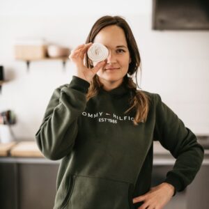 Eva Tomečková Instagram - Kuk 🌸👀
Jak se dnes máte? My se dnes pěkně otáčíme, chystáme rauty sladké i slané a já občas kouknu z okna a říkám si “kde je to jaro?” 😅 Ale jsem šťastná, že jsem zrovna teď a tady a že dělám to, co mě baví 👩🏻‍🍳 
Mimochodem, chodí mi zprávy na recept, který jsem posledně sdílela - sýrové chipsy 🧀
Jsem moc ráda, že vám recept chutná a že ho řadíte do svých domácích kuchařek, jako recept k večernímu filmu nebo pro/na návštěvy 🙋🏻‍♀️
A mám pro vás skvělou zprávu. Brzy totiž přidám další recept a ten je jednoduše mňam! 🥙 
Tipnete si co to bude?🤔 Napovím vám - bude se hodit, když zbydou brambory od oběda a pochutná si celá rodina 😋🥔
Těšíte se?🤤