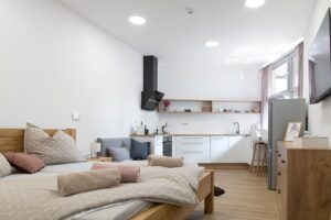 Eva Tomečková Instagram - Krásný den, víte o našich moderních a pohodlných apartmánech, kde se spojuje elegance s pohodlím, ať už jste v Třinci pro práci nebo odpočinek? 🏔️
Apartmány mají vlastní kuchyň pro ty, kdo si rádi vaří sami nebo jídlo pro vás s radostí připravíme my 😊Ubytování je v blízkosti hor, přírody i centra města a samozřejmostí je i parkování 🚗
Zkratka ideální pro pracovní cesty i (aktivní) odpočinek 😊🏡
Těším se na vás!🏡 Ubytování rezervujte na našem webu evicenstvo.cz nebo přes booking 📲🏡

#evicenstvo #pracovnicesta #ubytovani #apartmany #trinec #ostrava #praha #moderniubytovani #apartment #nature #priroda #beskydy #odpocinek #hory #turista