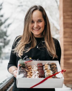 Eva Tomečková Instagram - V tuto vánoční dobu nás cukrářská kouzla spojují v jedinečný tanec chutí a vůní. Na cukroví je nejmagičtější moment, kdy rozsvítí oči těch, kteří ochutnají 🍪. 
V každém perníčku, v každém lineckém a úlku, se ukrývá nejen dovednost, ale i láska, péče a naděje 🙏🏻😇. 
Věnujte chvíli tichého obdivu maminkám, babičkám, tetám a zkrátka všem, kteří tuto vánoční pohodu proměňují v nezapomenutelné sladké okamžiky a užijte si tyto chvíle společně. 
Krásnou druhou adventní neděli všem 🤍 
A bez kterého cukroví si neumíte Vánoce představit vy? 💖🍬 #VánočníKouzlo #cukrárskaláska #evicenstvo #cukrovi #mamincinocukrovi #rodina #advent #trinec #ostrava #praha #masterchef