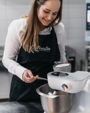 Eva Tomečková Instagram - 🍰✨ Dnes s vámi sdílím nedělní recept na jeden z mých oblíbených dezertů - Pavlovu! 🧁 Taková nedělní receptová tradice by byla hezká, líbilo by se vám to? 😊
Tento lehký a vzdušný zázrak je dokonalou kombinací křupavého bezé, šlehačky a čerstvého ovoce. 😍
Ať už plánujete slavnostní večer nebo jen hledáte něco speciálního na oslazení dne, Pavlova je vždy skvělou volbou 🤍
Sledujte můj návod a připravte si tento nebeský dezert i vy! 

#NebeskýDezert #CukrářskéUmění #PavlovaRecept #CukrářskýKoutek #DezertSnů #chutovka #KřupaváDokonalost #ŠlehačkaAOvoce #DomácíDezerty #SladkáPohoda #OsvěžujícíChuť #CukrářskéTipy #PekáčPlnýLásky #ChutnáInspirace #OvocnáNádhera #VzdušnýDezert #KulinářskéVýtvory #SladkýŽivot #ReceptNaDnes #PavlovaMagie #DezertníMistrovství #evicenstvo #trinec #ostrava #praha