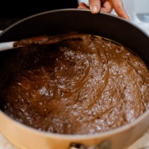 Eva Tomečková Instagram - Máte rádi čokoládu? 🍫 Ano? ❤️ Tak to vám dnes udělám radost.. dnes vám totiž nasdílím recept, který je nabitý čokoládou a miluju ho nejen já, ale zbožňují ho i moje děti a to je to nej doporučení! ✨
Mluvím tady o ČOKOLÁDOVÉM BROWNIES🍪 
Tohle brownie je vláčné, jednoduché, nebesky čokoládové a jemně křupavé 🤎
Jednoduché a rychlé recepty jsou nejlepší a tohle je jeden z nich. Vyzkoušíte ho? 👩🏻‍🍳
Pokud ano, tak dejte vědět, jak se vám povedlo a nezapomeňte si recept uložit 🤩🤎📌

#ChocolateBrownie #ČokoládovéBrownie #BakingJoy #RadostZPečení #SweetMoments #SladkéChvíle #HomemadeHappiness #DomácíŠtěstí #DessertLove #LáskaKDezertům #BakeFromHeart #PečeníZeSrdce #CulinaryAdventure #KulinářskéDobrodružství #FoodieLife #ŽivotFoodie #ComfortFood #JídloProDuši #ShareTheLove #SdílejteLásku #TreatYourself #doprejtesi #evicenstvo #trinec #ostrava #praha