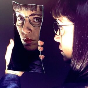 Eva Ugarte Instagram - Siento un profundo agradecimiento por todo lo que llega a través del #ElOtroLado 

Gracias querido @bertoromero por hacerme de nuevo partícipe directa y espectadora en primera línea de de tus creaciones, evolución y talento. Gracias por Juana, me ha enseñado mucho, adentrase con ella en los miedos y en el mundo de lo sutil ha sido un viaje muy transformador. 

Gracias a mis compañeros @maria_botto @andreubuenafuente @nacho_vigalondo @albrtgarciap @missmariapascual con los que ha sido un honor y placer absoluto trabajar. En especial mi @dolores.martin.3511 una maestra vital total. 

Gracias a @yosoyjoseperez por darnos la mano y acompañar como un ángel el rodaje entero. 

Trabajar bajo la dirección de #JavierRuizCaldera y #AlbertoDeToro es un viaje seguro de gloria bendita. 
Como de todos los equipos en lo invisible, cada departamento dando con total compromiso y cariño lo mejor de sí.

Gracias por hacerlo posible de nuevo @elterrat @movistarplus 

Y gracias por la acogida que le estáis dando a la serie y todos los mensajes de cariño, de corazón gracias por todo 🙌🏻🤍