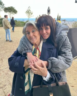 Eva Ugarte Instagram - Siento un profundo agradecimiento por todo lo que llega a través del #ElOtroLado 

Gracias querido @bertoromero por hacerme de nuevo partícipe directa y espectadora en primera línea de de tus creaciones, evolución y talento. Gracias por Juana, me ha enseñado mucho, adentrase con ella en los miedos y en el mundo de lo sutil ha sido un viaje muy transformador. 

Gracias a mis compañeros @maria_botto @andreubuenafuente @nacho_vigalondo @albrtgarciap @missmariapascual con los que ha sido un honor y placer absoluto trabajar. En especial mi @dolores.martin.3511 una maestra vital total. 

Gracias a @yosoyjoseperez por darnos la mano y acompañar como un ángel el rodaje entero. 

Trabajar bajo la dirección de #JavierRuizCaldera y #AlbertoDeToro es un viaje seguro de gloria bendita. 
Como de todos los equipos en lo invisible, cada departamento dando con total compromiso y cariño lo mejor de sí.

Gracias por hacerlo posible de nuevo @elterrat @movistarplus 

Y gracias por la acogida que le estáis dando a la serie y todos los mensajes de cariño, de corazón gracias por todo 🙌🏻🤍