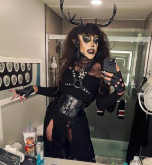 Evah Destruction Instagram - We are the weirdos mister 🖤

Spending the weekend with my furry trash sister @astrudaurelia was such delight uwu