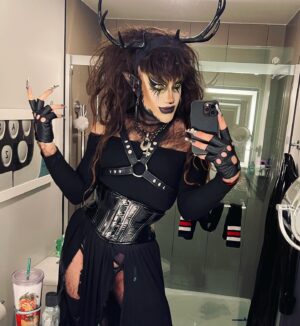 Evah Destruction Instagram - We are the weirdos mister 🖤

Spending the weekend with my furry trash sister @astrudaurelia was such delight uwu