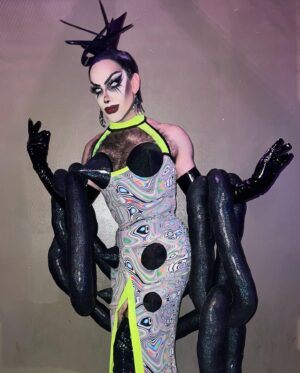 Evah Destruction Instagram - Last night was definitely she/her

Dress and boa by @emmasisdesigns 🖤
Hair by @hatzbycarlos 🖤