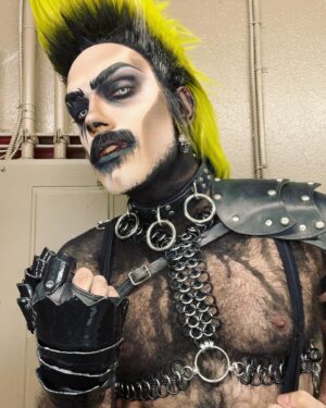 Evah Destruction Instagram - Let’s rumble bitch 😈👊🏻💥

My look for judging The Grackle Games at @oilcansatx this week for their WRESTLING challenge 😤

Gaunlet glove by @evanclayton 🖤
Hair by @wigsx 🖤