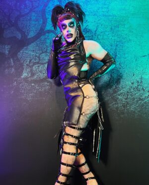 Evah Destruction Instagram - Hell couldn’t hold me so I guess this realm will do 👿

Meet n Greet lewk for The @bouletbrothersdragula Titans World Tour divas 😈

Hair by @ghastlywigsco 🖤
Dress by @emmasisdesigns 🖤
Photo by @earth2elise_ 🥰