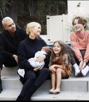 Evan Ross Instagram - HAPPY  MOTHERs Day @ashleesimpsonross !! You are LOVE !!!! and you are so LOVED!!! Thank you for making these amazing humans and beingthe amazing mother you are. 🖤🖤🖤