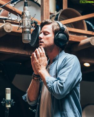 Evan Williams Instagram - i wanna be in the rodeo / and i wanna see everyone i know / time slips by / i won’t make it out alive / hold my hand / and heavens on my side / and heavens on my side //
.
.
📸: the brilliant @artgphoto