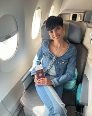 Ève Gilles Instagram - La tête dans les nuages avec @airmauritius ✈️ 

Vous l’aviez deviné, @evegillesoff s’est envolée direction l’île Maurice pour son voyage d’intégration !

@mon_ilemaurice @interfacetourismfrance 

📸 : @sipa.press 
👗: @liujo