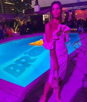 Eve Lindley Instagram - Had so much fun at @brosthemovie LA premiere this week! Thank you to @veronica.graye for the dreamy styling! #BrosMovie is now in theaters!  Jewels:
@shayjewelry
@eightsixtysouth
@luventejewelry
Bag: 
@emmkuony
Shoes:
@cultofcoquette
Dress:
@marsiko.official  Last slide by my sister witch @shakeenz