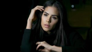 Evelyn Cedeño Instagram - Un día como hoy, he decido empezar a hablar con “verdad” a través de este primer sencillo de autoría propia. “Eres verdad” 

 Me he dado a la tarea de desnudar mi alma, y decir con algunas palabras lo que un día descubrí. Cómo seres humanos tenemos siempre dos opciones, dos caminos: la luz y la oscuridad. Yo un día elegí el mío y en  medio he librado las batallas más duras dentro del escenario de mi mente. He descubierto que el peor de nuestros contrincantes está ahí adentro. Yo decidí iniciar una batalla en mi interior, una revolución que me llevara a vencer mis propios miedos, mis propias inseguridades, mi propia locura, mi propio rencor, mi propia maldad, en definitiva, mi propia oscuridad para convertirme en mi verdad, una que solo reconocen los que también la han encontrado. 

 La intención con la que me desnudo simbólicamente aquí es para que tú también hagas la misma revolución, y encuentres tu propia luz, porque si cada uno de nosotros la encuentra todo podría cambiar. Reconocer  la conexión que tenemos con el otro, que es una. Solo existe una, la unidad. El ser, el verdadero ser. Esta canción se llama eres verdad, por eso hoy 11, empiezo a hablar de mi verdad, que espero desde lo más profundo de mi corazón conecte con la tuya y así nos podamos encontrar todos en una sola verdad. Créelo, eres verdad. 

 Un agradecimiento especial a quien me ayudo en la composición musical, producción e inspiración de este trabajo. @carlos_izaga 
Gracias por ser verdad. ❤️