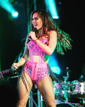 Evelyn Cedeño Instagram - Divirtiéndome como enana con @dejavuretroshow 💕💕💕