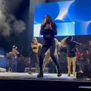 Evelyn Cedeño Instagram - Ensayo en el auditorio con @santaneramx y @garibaldilive @paquitaoficialb nos vemos esta noche para la party!!!

#music #musical #música #party #happy #performance #performer #dance #dancer #dancerlife
