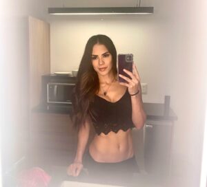 Evelyn Cedeño Instagram - Este mes y año se cumplen unos cuantos 😇😅 desde que agarre una maleta y me subí un avión para volar. Volar en todo sentido. Quiero darle las gracias a cada persona que dejo algo en mí para ser mejor. Situaciones buenas, malas, todas me sirvieron. Y si que fue difícil, ser inmigrante es de las cosas más duras por las que alguien puede pasar. Solo quien lo ha vivido lo sabe. Aunque no es igual para todos. Pero también de las que más te pueden hacer crecer. Perder tu identidad tiene el beneficio de darte otra, una más fuerte, más grande mas madura. Así me siento. Wow es increíble todo lo que he tenido la oportunidad de vivir. Por fin amo a la mujer del espejo. No siempre la entiendo 🤷🏽‍♀️🫣 pero la amo. Me costo toda la vida. Distancia, rupturas, separaciones…dolor, pero el dolor es parte de la vida. Diría que ese ha sido mi mayor aprendizaje saber que por fin a donde vaya estaré bien, porque estaré conmigo, no necesito escapar porque me tengo a mi, y si algo sale mal me tengo a mi. Gracias 🇲🇽 ❤️