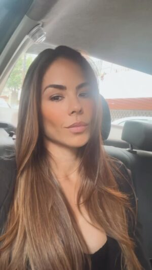 Evelyn Cedeño Instagram - Mi frase lema de hoy: las cicatrices me edifican, el apego me impide evolucionar. Deja que el dolor duela, deja que sane y solo así podrás crecer. Y si alguien te juzga acuérdate de que cuantas cicatrices tienes, acuérdate de que eres el resultado de ellas y no la etiqueta que cualquiera te quiera poner. Sólo tú sabes quién eres. Sólo tú sabes por lo que has atravesado. Hoy ámate, acéptate, cuídate. Porque todo pasa…lo bueno y lo malo, todo pasa…