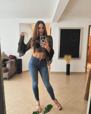 Evelyn Cedeño Instagram - A,b o c? Look de viernes…💫⭐️