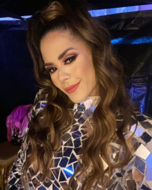 Evelyn Cedeño Instagram - Look @dejavuretroshow 😍 me divierto mucho. Lo confieso…