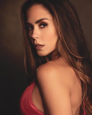 Evelyn Cedeño Instagram - A mi? los años, me “tienes” sin cuidado…

Gracias de nuevo mi talentoso @esquedachris ❤️❤️❤️❤️
