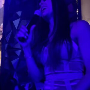 Evelyn Cedeño Instagram - Hay canciones que te gustan solo en la versión que te gusta. 🙃