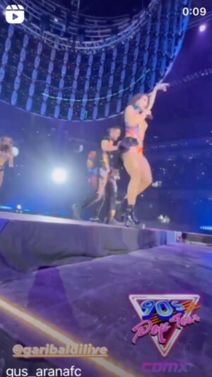 Evelyn Cedeño Instagram - Un poquito del 90’s pop tour. Noche mágica en la arena mexico!😍😍😍😍

#garibaldi #90s #pop #tour #show #singing #arena #singers #dance #happyness #performance #happiness #stage