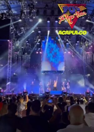 Evelyn Cedeño Instagram - Espectacular noche de 90’s pop tour acapulco! Que publico tan más divino! 

@garibaldiliveoficial 
@90spoptour 

#90 #stage #band #singing #dancing #joy #happiness