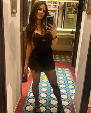 Evelyn Cedeño Instagram - Una pequeña reflexión. 

Alimentación consciente o prototipos inconscientes…? 
 
Yo soy de esas mujeres con tendencia a bajar de peso. Es increíble que el entorno social sea tan dogmático con respecto a lo que debería ser el peso ideal. Tanto que incluso alguien como yo que siempre me he sentido cómoda con mi cuerpo me a tocado la vara de medir donde no entro. Según mi estatura yo “debería” pesar unos kilos más, pero jamás en la vida he llegado con naturalidad a ese peso, simplemente tendría que cambiar mi dieta radicalmente y dedicarme a comer 24/7 o quien sabe cuántas cosas más. Y eso sería sano?. El post COVID me lo hizo más difícil ya que baje dos kilos más en promedio. Y las opiniones pro mujer voluptuosa no se hicieron esperar y no para bien. Lo increíble es que yo misma he sido bastante crítica con el peso de otras personas ya que he sido muy exigente conmigo en ese sentido. Pero, quienes somos para decir que lo que es correcto para mi es correcto para otros. Hoy ya no me importa tanto eso, mi concepto de belleza hoy por hoy es proporcional a mi concepto de ser saludable física y mentalmente. Esto último me importa más. Tenemos la tendencia a querer hacer que todos encajen en un mismo molde y eso es imposible. Ojo no se trata de justificar lo que no es saludable, pero si alguien se siente cómodo consigo mismo aunque no esté en el “peso ideal” o en “nuestro estándar mental ideal”, dejemos ser. Total es su cuerpo y autoestima, eso es algo muy personal. Mejor dediquemos nuestro tiempo a mejorar nosotros, que si buscamos seguro hay mucho de eso por ahí. 

Te deseo felicidad de la real. Pero a tu manera. No dejes que te condicionen a ser de una forma que no va contigo. 
💫🌟⭐️