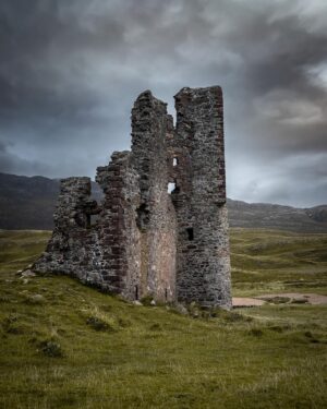Evelyn Edwards Instagram - Ardvarek Castle is one of my favorite castles to visit when doing the NC500 route in Scotland. Are there grander, more in tact castles in the Highlands of Scotland? Sure. But the stories of this castle call out to even from the highway to stop and take a moment to be with the stones.  There are stories of ghosts… of prisoners…of political unrest… History was never my favorite subject in school. Music was. Until I was able to touch the stones and stand in the places where my ancestors walked. 💚🏰🏴󠁧󠁢󠁳󠁣󠁴󠁿 #nc500 #scotland #castle #scottishhighlands #medieval #medievalarchitecture #history