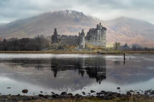 Evelyn Edwards Instagram - Kilchurn Castle is always beautiful. But it was particularly beautiful today with the snow capped mountains an@style frozen Loch. 🏰🤩🏴󠁧󠁢󠁳󠁣󠁴󠁿 #castle #scotland #scotlandphotography #medieval #medievalarchitecture