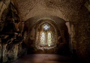 Evelyn Edwards Instagram - Netley Abbey. Completely unassuming from the outside. Walk past the initial front lawn.... and HELLO BEAUTY! Netley Abbey monks were known to be kind and generous hosts to its visitors. So kind, in fact, that it had to ask for grants from the king multiple times because hosting the king’s sailors and travelers by sea was expensive business! On the whole Netley Abbey never really had any gigantic scandals. It was an Abbey known for its charity and peaceful spiritual life. ⛪️🏴󠁧󠁢󠁥󠁮󠁧󠁿💚 .
.
.
.
.
 #aband0n_all_h0pe #grime_lords #glitz_n_grime #forgotten #ig_abandoned #urbanexploring #ig_captures_decay #ig_urbex #beautyindecay #urbex_supreme #urbex_utopia #urbexworld #urbexphotography #urbandecay #urbexworld #streetmobs #kings_abandoned #decay #abandonment_issues #urbexpeople #sfx_decay #rsa_preciousjunk #showmethatgrime #grime_lords #medieval #gothicarchitecture #churchesofinstagram #middleages #englandtravel #historylovers