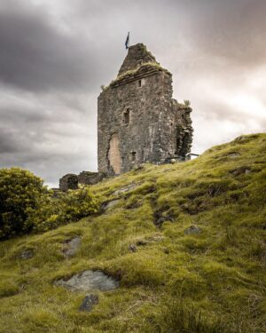 Evelyn Edwards Instagram - There are some castles I just haven’t even seen photographed before… and these small crumbly gems need to be documented too.  In fact, these are the castles that I am interested in most. It may not look like much now but it was an important strategic stronghold in the Middle Ages… important enough for Robert the Bruce to strengthen it. So much history …and now just the crumbling remains of a tower house survive. .⁣
.⁣
.⁣
.⁣
.⁣ #scotland #castle #robertthebruce #scottishhighlands #medieval #medievalarchitecture #ruins