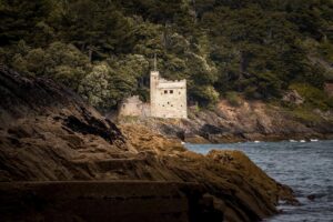 Evelyn Edwards Instagram - Kingswear Castle ... small but mighty!! Kingswear was originally an artillery fort. Built from 1491-1502, It was actually one of the first of such forts built in Britain!  It protected this harbor in the English Civil war and was in use all the way until the 1700s.  It fell into ruins and was restored so you too can go stay in it as a holiday let!! 🤷🏼‍♀️ 💚🏰🏴󠁧󠁢󠁥󠁮󠁧󠁿 *
*
*
*
*
*
*
*
*
*
*
#jj_architecture #ruins #fantastic_earth #wanderlust #traveltheworld #dartmouth #optoutside #getoutstayout #england #instapassport ##exploremore #earthfocus
#passionpassport #nationalgeographic #natgeo #natgeotravel #aroundtheworldpix #worldbestgram #solotravel #landscapephotography #castle #naturephotography 
#getoutstayout  #canonphotography #exploringtheglobe 
#自然 #discoverearth #beautifuldestinations #theimaged