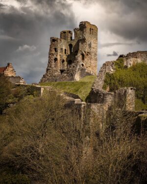 Evelyn Edwards Instagram - Scarborough castle... oh how glorious it is to behold on the North Yorkshire coastline. This castle has been a major strategic fortress for quite literally centuries. It’s position helped guard the against invaders from both Scotland and Europe and protected ports and trade. It has been a prison and was even bombed in World War I. And in WWII it was used as a listening post. Talk about longevity! 💚🏰🏴󠁧󠁢󠁥󠁮󠁧󠁿 .⁣
.⁣
.⁣
.⁣
.⁣
#yorkshirecoast #castle #castles #history #northyorkshire ⁣
#castlephotography #oldarchitecture #britishroyalty #medievalhistory #beautifularchitecture #medievalarchitecture #historicalbuildings #scenicbritain #history #architecture #medievalworld #historichouses #historicplace #medievalstyle #historiamedieval #medievaltimes #medievalcastle #medieval #historyfacts #ruins #yorkshire #anglosaxon #historygeek #visitengland #explorebritain