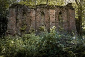 Evelyn Edwards Instagram - **********LINK in Bio**********
Underneath this Tudor Style  Mausoleum lies the bones of some very very well know and influential Lairds of Clan Campbell. The Mausoleum was built over the church and burial ground attached to Finlarig Castle. I tell you all about the castle, the man who built it - “Black Duncan Campbell”. I also tell you how Black Duncan Campbell got his name. And it’s not for the reason you think. Also lots and lots of images you’ve never seen before! 💚🏰🏴󠁧󠁢󠁳󠁣󠁴󠁿 .
.
.
.
.
 #aband0n_all_h0pe #grime_lords #glitz_n_grime #forgotten #ig_abandoned #urbanexploring #ig_captures_decay #ig_urbex #beautyindecay #urbex_supreme #urbex_utopia #urbexworld #urbexphotography #naturephoto #main_vision #landscape_captures #awesome_earthpix #natureaddict #rsa_rural #awesomeearth #nature_wizards #gottalove_a_ #allnatureshots #instanaturelover #scotspirit #ig_scot  #visitscotland #loves_scotland #insta_scotland  #trossachs