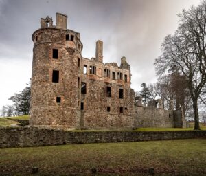 Evelyn Edwards Instagram - Huntly Castle, Scotland…if you love Tudor history. It was Catherine Gordon, the 2nd Earl of Huntly’s daughter who married Perkin Warbeck who had claimed to be the younger prince of the infamous two sons of Edward IV that were never seen again after they went to the Tower of London…and whose uncle would become King Richard III. #scotland #castle #scottishhistory