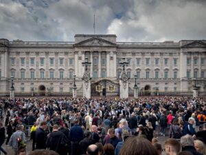 Evelyn Edwards Instagram - There are some days you will remember for the rest of your life…where you were, what you were doing. I, amazingly, happened to be in London very near Buckingham Palace today. I woke up and decided to go…I heard the 96 gun salute, I saw the King’s Troop Royal Horse Artillery make its way back to the Palace. The end of the second Elizabethan age is etched in my memory forever. #queenelizabethii #queenelizabeth #buckinghampalace