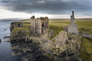Evelyn Edwards Instagram - Castles on coasts make me swoon. This is actually two castles in one and is considered to be the early ancient seat of the Sinclair Clan. This castle had some colorful owners  one of which was George the 4th Earl of Caithness. It is alleged that George concocted a plan to have the Aunt of the 11th Earl of Sunderland, Isobel Sinclair, poison her nephew, his wife and his family. The all would allow Isobel’s son to inherit the Earldom of Sunderland so then the lands could be seized by the Sinclair’s. Poisoning, however, can be tricky business... Isobel accidentally poisoned her own son along with the rest of the guests at the banquet EXCEPT the true heir to the Sunderland Earldom who was able to escape. Oops. Isobel Sinclair was convicted of murder and sentenced to execution. She ended up committing suicide the night before her execution was to take place. 🏰🏴󠁧󠁢󠁳󠁣󠁴󠁿 .
.
.
.
.
 #aband0n_all_h0pe #grime_lords #glitz_n_grime #historylovers #ig_abandoned #urbanexploring #ig_captures_decay #ig_urbex #beautyindecay #urbex_supreme #urbex_utopia #urbexworld #urbexphotography #castleruins #main_vision #landscape_captures #awesome_earthpix #natureaddict #rsa_rural #awesomeearth #nature_wizards #gottalove_a_ #allnatureshots #instanaturelover #scotspirit #ig_scot  #visitscotland #loves_scotland #insta_scotland  #medievalhistory