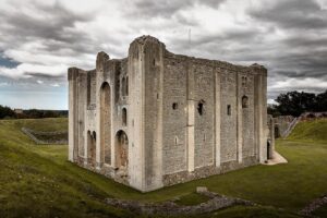 Evelyn Edwards Instagram - ********* Link in Bio********* Episode 2 of Queen of the Castles is finally out!! I actually got to film at this amazing castle for FOUR whole hours completely alone. It was mesmerizing, peaceful, and such a rare opportunity. There is some amazing drone footage, which I have never seen without people EVER! And I tell some fun stories about the people who lived there... including one of the queens I find most intriguing! 🏰🏴󠁧󠁢󠁥󠁮󠁧󠁿💚 .
.
.
.
.
 #aband0n_all_h0pe #grime_lords #glitz_n_grime #forgotten #ig_abandoned #urbanexploring #ig_captures_decay #ig_urbex #beautyindecay #urbex_supreme #urbex_utopia #urbexworld #urbexphotography #urbandecay #urbexworld #streetmobs #kings_abandoned #decay #abandonment_issues #urbexpeople #sfx_decay #rsa_preciousjunk #showmethatgrime #grime_lords #castlerising #norfolk  #vikings #ruins #medieval  #castles