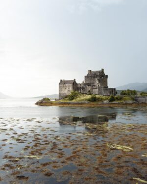 Evelyn Edwards Instagram - So many people’s favorite castle in Scotland is Eilean Donan Castle….and there are plenty of people who literally photograph this castle for a living. One of the times I have been here I was lucky enough to catch it just after a story during one of those amazing moments where there is both clouds and LIGHT. For me…I thought it looked like magic.💚🏰 #scotland #scottishhighlands #scotlandphotography #jamesbond #highlander