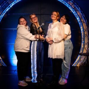 Evelyn Mok Instagram - Mitt hjärtas fröjder och eviga längtan 🥰🥰🥰

Första halvan av denna lilla knaggliga-skämt-turné avklarad! Tack Malmö, Göteborg och Halmstad!!

Bara Örebro, Umeå & Borlänge kvar, där 30 extra biljetter släppts till den sistnämnda! Skynda & fynda de sista biljetterna på www.trekomikerochenbaby.com!

Tack till @under_jord @malmobrewing @haketpub @dramalogen @kvarteretco !